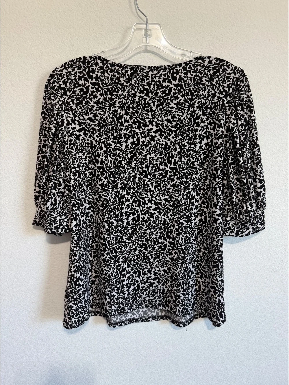CeCe Short Sleeve Scoop Neck White/Black Floral Stretch T-Shirt Women's Size M - Picture 2 of 6